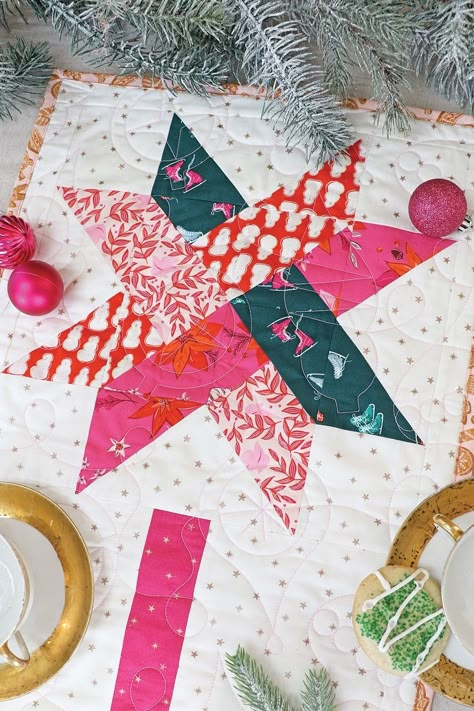 Quilt Table Runners Patterns, Sew Christmas Table Runner, Quilt Christmas Table Runner, Beginner Christmas Quilt, Christmas Quilt Runner, Christmas Quilt Table Runner, Quilted Table Runners Patterns Free, Quilted Christmas Table Runners, Christmas Table Runners Patterns Free