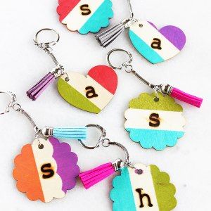 Wooden Keychain Painting, Amy Bell, Saturday Ideas, Wooden Bangles, Keychain Tutorial, Wood Burning Tips, Letter Craft, School Camp, Keychain Ideas