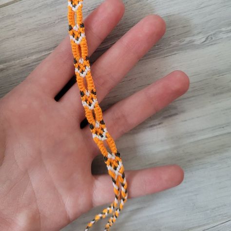 Giraffe Bracelet Pattern, Penguin Bracelet Pattern, Fox Friendship Bracelet Pattern, Fox Bracelet Pattern, Panda Bracelet Pattern, Macrame Bracelet Ideas, Animal Friendship Bracelet Patterns, Normal Pattern Bracelet, Chain Friendship Bracelet