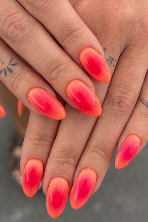 Do orange and pink shades go well together? Absolutely yes, especially if you ask your nail artis to pair them with the popular aura technique. //photocredit: @nailsbysue__ Summer To Fall Transition Nails, Fall Transition Nails, Transition Nails, Coral Pink Nails, Run To You, Fall Transition, The Best Summer, Summer To Fall, Coral Pink