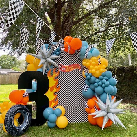 2 Fast Birthday Party Balloons, Vehicle Themed Birthday Decorations, Hot Wheels 2nd Birthday Party, Hot Wheel 3rd Birthday, Dirt Bike Balloon Garland, 3rd Birthday Hot Wheels Theme, Hot Wheels Backdrop Party Ideas, Hot Wheels Third Birthday Party, Monster Truck Birthday Party Backdrop