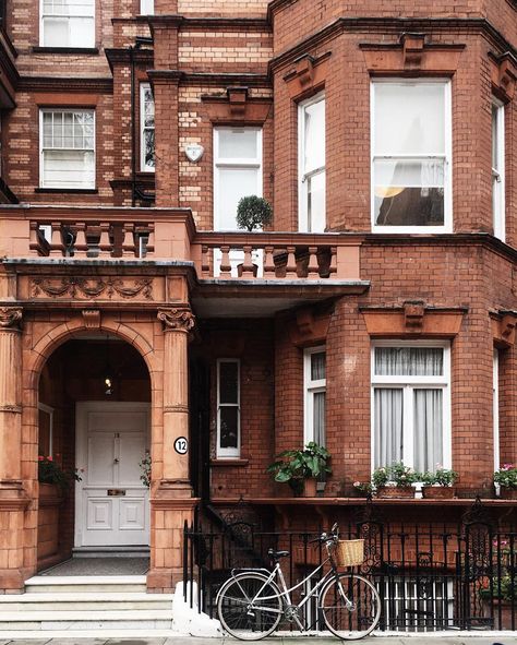 Sloane Square, London Corner Street, Bloxburg City, Villa Architecture, London Neighborhoods, Sloane Square, Exterior Inspiration, Chelsea London, Architecture Building Design, Beautiful Houses