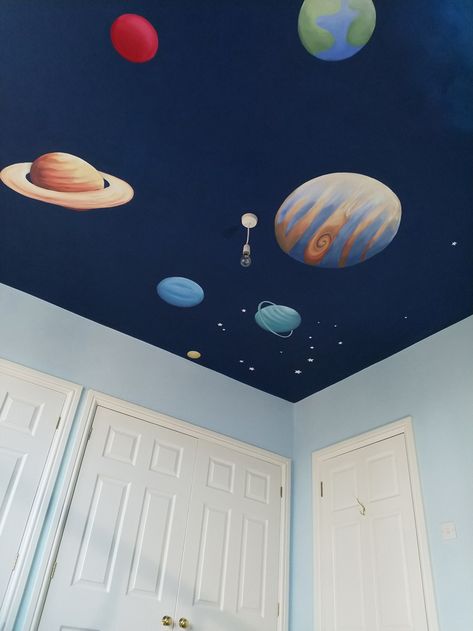 Handpainted mural of the planets of the solar system painted onto the ceiling. Solar System Ceiling Bedrooms, Galaxy Painted Ceiling, Solar System Ceiling, Solar System Mural, Rory Bedroom, Solar System Painting, About Solar System, Solar System Wallpaper, Space Kids Room