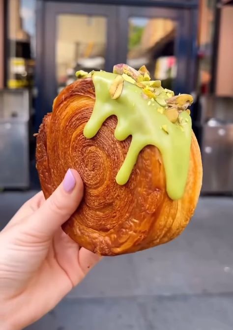 Croissant Roll, Flavor Drops, Wedding Cake Cookies, Cronut, Croissant Recipe, Creative Desserts, Moroccan Food, Pastry And Bakery, Chocolate Tart