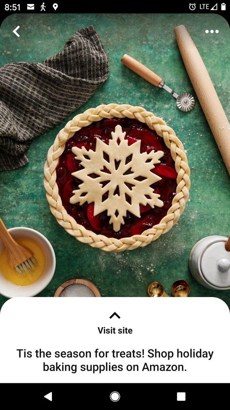 Christmas Pie Crust Designs, Christmas Pie Crust, Pie Crust Art, Decorative Pie Crust, Festive Baking, Pie Crust Designs, Pie Decoration, Christmas Pie, Holiday Pies