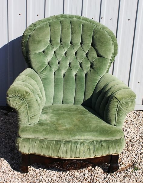 Green Velvet Slipcover, Green Sitting Chair, Vintage Comfy Chair, Aesthetic Chairs Vintage, Aesthetic Accent Chair, Cottagecore Chair, Velvet Tufted Chair, Apartment Livingroom, Green Chairs