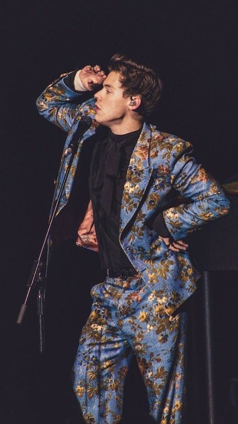 Louis Tomlinson Tumblr, Harry Styles Outfit, Polaroid Wall, Live On Tour, Harry Styles Live On Tour, Camila Morrone, Harry Styles Aesthetic, Harry Styles Live, Haikou