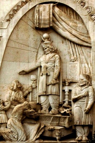 Statue of Khosrau I in Tehran courthouse (Illustration) - Ancient History Encyclopedia Parthian Empire, Ancient Persian Art, Iran Culture, Persian Architecture, Ancient Near East, Ancient Persia, Persian Empire, Ancient Mesopotamia, Ancient Persian