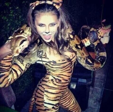 Nina Dobrev Degrassi, Nina Dobrev Birthday, Young Nina Dobrev, Nikolina Konstantinova Dobreva, Tiger Costume, Tvd Cast, Tvdu Cast, Vampire Diaries Cast, Katherine Pierce