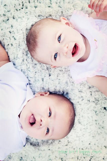 Cute Baby Cousins! Someone should get going on this..@Casey Dalene Dalene Luizzi haha :) Cousin Pictures, Cousin Photo, Baby Photography Backdrop, Baby Milestone Photos, Newborn Photography Boy, Sisters Photoshoot, Photography Poses Family, Family Picture Outfits, Newborn Photoshoot