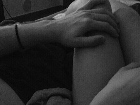 Hand Holding In Bed, Hand On Knee Couple, Hand On Thigh Fake Story, Thigh Hand Placement, Aesthetic Couple Pics In Bed, Bf Touching Inner Thighs, Boyfriend Waist Grab, Hands Around Waist Couple, Hand Holding Thigh