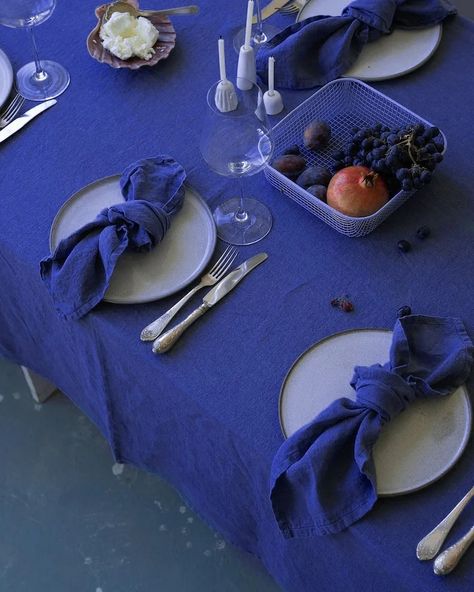 Jamila + Juliette best destination wedding planners in South America Green Table Settings, Blue Linen Napkins, Table Setting Inspiration, Blue Napkins, Tablescape Inspiration, Monochromatic Color Scheme, Blue Cocktails, Cocktail Wedding, Linen Cloth