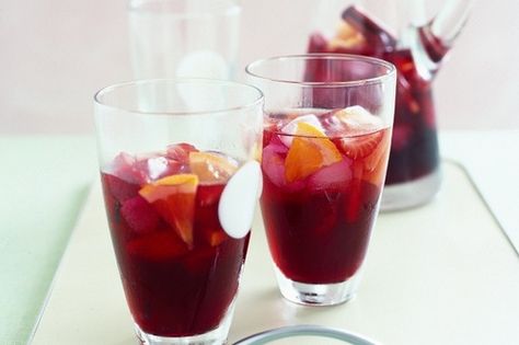 While you're kicking back and relaxing this long weekend, why not have a couple of drinks to loosen up!  Here's a great Autumn drink recipes to enjoy this Easter Weekend! Summer Time Cocktails, Jus Anggur, House Smell Like Christmas, Cheesy Potato Bake, Christmas Pasta, Classic Eggnog, Beautiful Cocktails, Mulled Wine Recipe, Dinner Mints