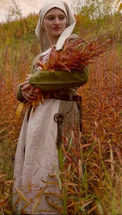 Peasant Aesthetic, Peasant Costume, Medieval Peasant, Autumn Witch, Medieval Woman, Medieval Life, Medieval Clothing, Poses References, Pose Reference Photo