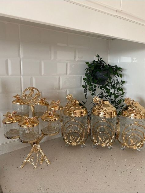 Glass Canister Decor Ideas, Canister Decor Ideas, White And Gold Kitchen Decor, Elegant Kitchens Luxury, Gold Kitchen Utensils, Luxury Kitchen Decor, Royal Kitchen, Gold Jars, Gold Kitchen Accessories