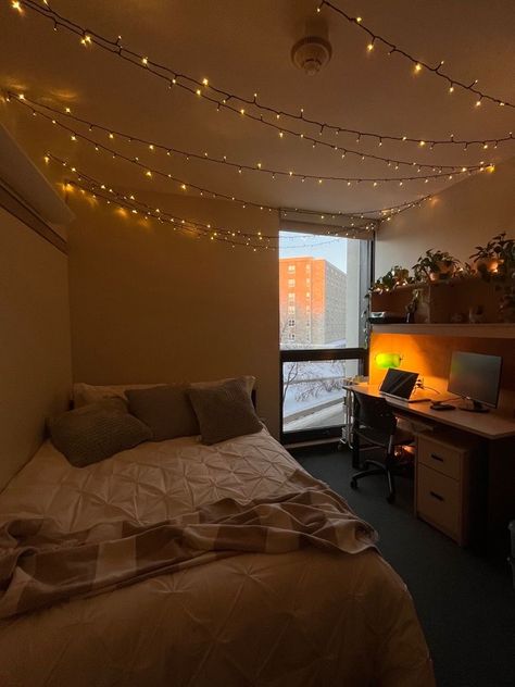 Dorm Room Ideas Lights, University Home Decor, Bedroom Decor University, Boho Minimalist Dorm Room, College Dorm With Plants, College Dorms Ideas Minimalist, College Dorm Ideas Minimalist, Dorm Room Designs College Minimalist, Dorm Minimalist Decor