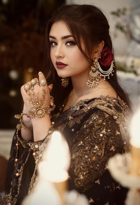 Bridal Dulhan Pic, Indian Dulhan, Bridal Dulhan, Ab Tattoo, Avengers Cartoon, Pakistani Bridal Makeup, Embroidery Motif, Bridal Makeup Images, Bollywood Hairstyles