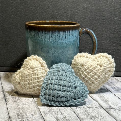 Tunisian Crochet Heart Tunisian Hooks, Heart Shaped Bag, Tunisian Crochet Hook, Diy Yarn Crafts, Crochet Heart Pattern, Puff Stitch, Sport Weight Yarn, Yarn Diy, Tiny Heart