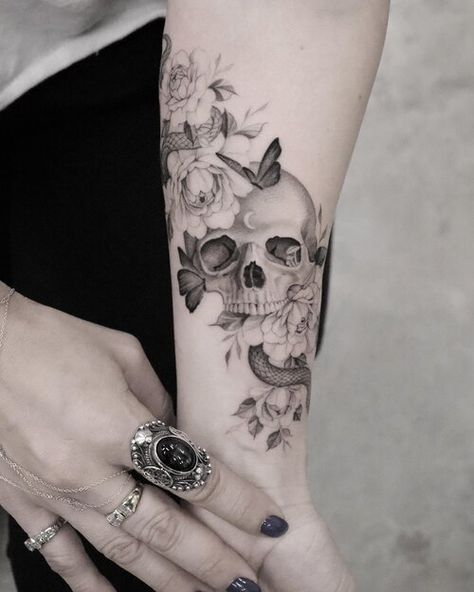 Pretty Skull Tattoos, Floral Skull Tattoos, Aesthetic Tattoo Ideas, Underarm Tattoo, Skull Tattoo Flowers, Feminine Skull Tattoos, Hip Tattoos Women, Sugar Skull Tattoos, Forearm Tattoo Women