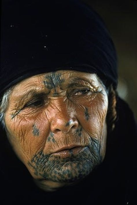 Bedouin Tattoo, Bedouin Woman, Tattoos Face, Woman Tattoos, Petra Jordan, Facial Tattoos, Adventure Lifestyle, Amman Jordan, We Are The World