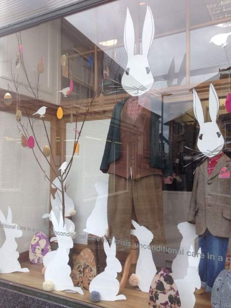 Charity Shop Display Ideas, Easter Window Display, Easter Window Decorations, Spring Window Display, Easter Window, Display Visual Merchandising, Window Display Retail, Flower Shop Design, Decoration Vitrine