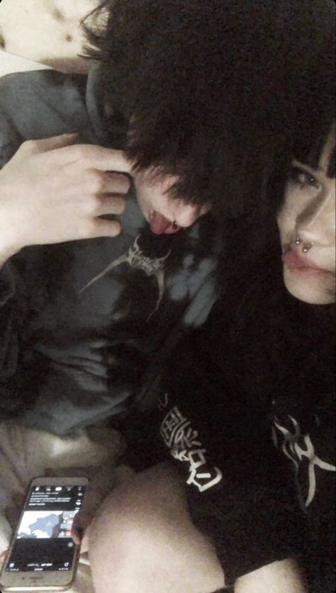 Alt Relationship Goals, Alt Couple Goals, Alt Pic Ideas, Alt Relationship Aesthetic, Cute Grunge Couple Aesthetic, Alt Couple Pics, Sematary And His Gf, Emo Relationship, Alt Boyfriend