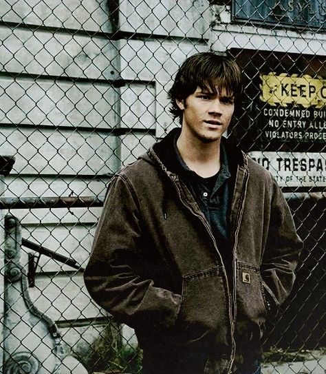 Sam Winchester Outfit, Young Sam Winchester, Interesting Poses, Supernatural Sam Winchester, Dean Forester, Supernatural Pictures, Winchester Supernatural, Sam Dean, Tv Supernatural