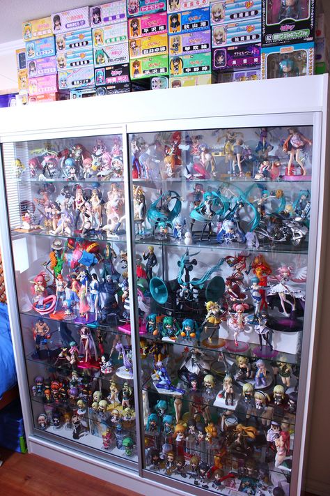 So many anime figurines!!! Anime Bedroom Ideas, Nerd Room, Kawaii Bedroom, Otaku Room, Gamer Room Decor, Vinyl Decor, Anime Decor, Anime Room, Gaming Room Setup