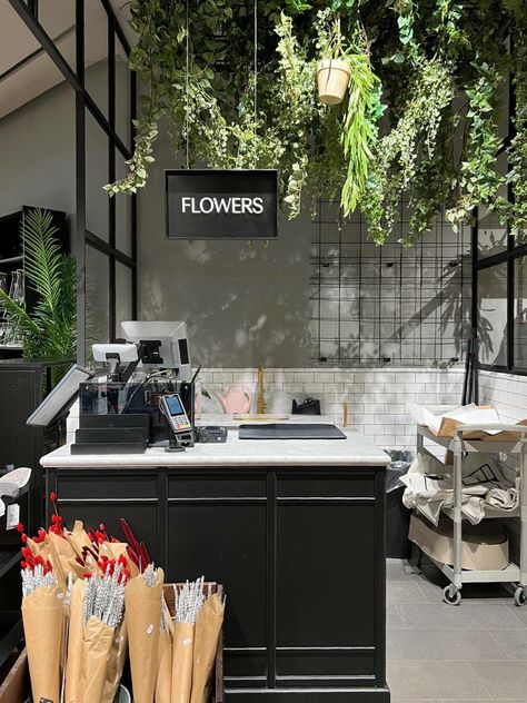 Floral Cafe Interior, Flower Cafe Shop, Flowers Coffee Shop, Flowershop Ideas Interiors, Small Flower Shop Design, Flower Shop Aesthetic Vintage, Flower Store Interior, Flower Cafe Interior, Flower Shop Interiors Design Florists