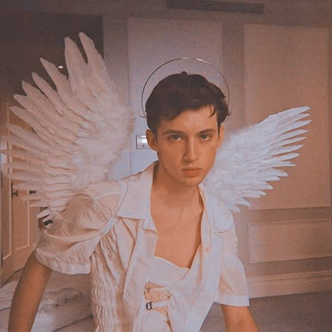 Troye Silvan, Angel Y Diablo, Angel Halloween Costumes, Robin Arellano, Fashion Show Themes, Thalia Grace, Gender Fluid Fashion, Angel Outfit, Dark Men