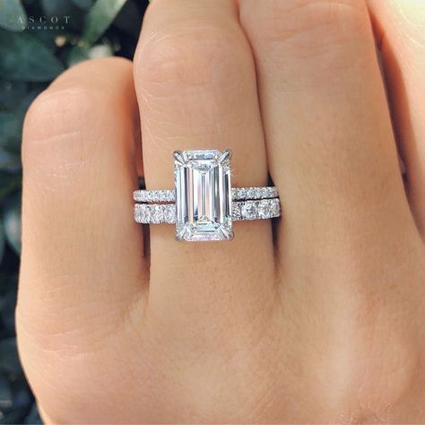 Emerald Eternity Band With Engagement Ring, Modern Engagement Ring Sets, Emerald Cut Engagement Ring Band, Emerald Diamond With Wedding Band, Elongated Emerald Engagement Ring With Wedding Band, Emerald Engagement Ring Wedding Band Set, Emerald Halo Engagement Ring With Band, Wedding Bands For Emerald Rings, Emerald Cut Engagement Ring Platinum Band