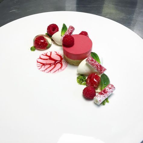 Chris Comer on Instagram: “Raspberry Cheesecake, Raspberry Mint + Elderflower Jellies, Chantilly, Raspberry Meringue, Frozen Raspberries.” Panna Cotta Plating, Mousse Plating, Raspberry Meringue, Food Plating Techniques, Fine Dining Desserts, Gourmet Food Plating, Dessert Presentation, Dessert Simple, Dessert Aux Fruits