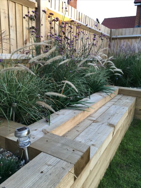 Raised bed with bench, seaside garden Front Yard Bench Ideas, Yard Bench Ideas, Front Yard Bench, Sleepers In Garden, Garden Seating Area, Seaside Garden, Modern Front Yard, Backyard Garden Landscape, Front Yard Design