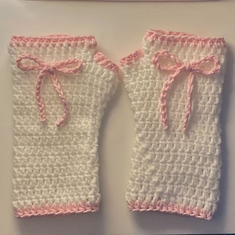 Aesthetic Crochet Hand Warmers, Kawaii Arm Warmers, Crochet Arm Warmers, Crochet Hand Warmers, Crochet Leg Warmers, Crochet Business, Crochet Clothing And Accessories, Kawaii Crochet, Crochet Inspo