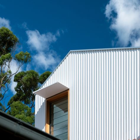 FONDUE HOUSE || These HH450 Heka Hoods, powder coated Interpon Pearl White Matt, compliment the textures of this project’s exterior beautifully. Architect 📐 // @castlepeake_architecs Builder 🛠️ // @prestigehabitats Photography 📷 // @tfadtomfersuson White Cladding Exterior, White Standing Seam Roof, Heka Hoods, James Hardie Oblique Cladding, James Hardie Stria Cladding White, James Hardie Fine Texture Cladding, Mass Timber Facade, Architecture White, Cladding Exterior