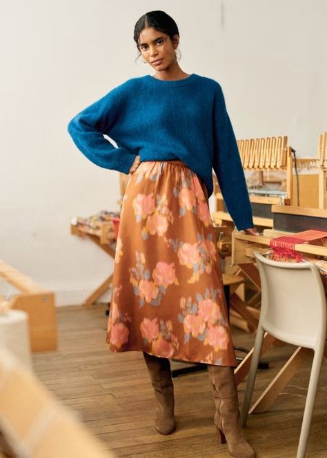 Siloé Skirt - Mottled flowers coffee background - Silk - Sézane Midi Rok Outfit, Sezane Clothing, Midi Skirt Outfit Fall, Midi Rock Outfit, Midi Skirts Style, 80s Skirt, Parisian Look, Elegant Boots, Skirt Outfits Fall