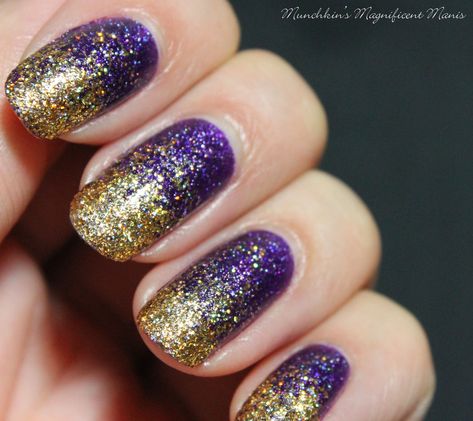 Purple and gold glitter gradient nail design Purple And Gold Dip Nails, Purple Nails With Gold Glitter, Purple And Gold Glitter Nails, Mardi Gras Inspired Nails, Mardi Gras Manicure, Purple And Gold Nails Designs, Mardi Gras Nails Design, Purple And Gold Nails, Game Nails