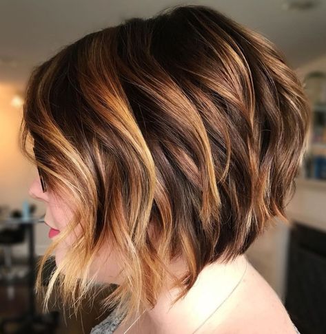 Caramel Brown Layered Bob Short Choppy Bobs, Layered Haircuts For Women, Classic Bob, Wavy Bob Hairstyles, Choppy Bob Hairstyles, Layered Bob Hairstyles, Inverted Bob, Short Layered Haircuts, Short Bob Haircuts