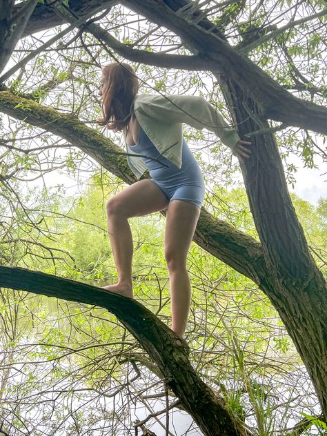 Climbing a tree 💕 Hanging From Tree Pose Reference, Sitting In Tree Pose Reference, Climbing Tree Pose, Climbing Poses Reference, Climbing Trees Aesthetic, Girl Climbing Tree, Card Poses, Reference People, Climbing A Tree