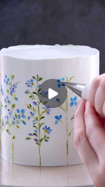 Floral Cake Tutorial, Simple Flower Cake Ideas, Buttercream Drawing, Pallet Knife Cake Decorating, Flower Themed Cake, Art Cake Ideas, Ivy Cake, Bolo Knife, Cake Painting Tutorial