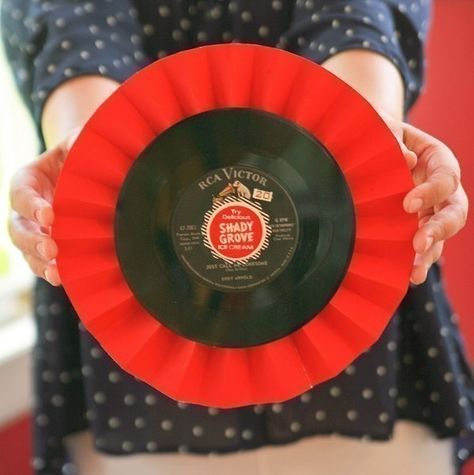 Diy Upcycled Record Medallions  •  Free tutorial with pictures on how to decorate a vinyl record in under 60 minutes Record Diy, Records Diy, Placemat Ideas, Vinyl Record Crafts, Diy Crafts Vintage, Record Crafts, Pillow Cases Diy, Christmas Paper Napkins, Handmade Gifts Diy