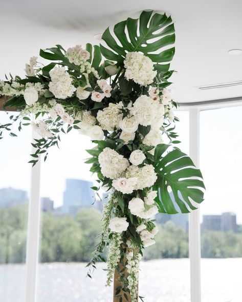 Wedding Monstera Decoration, Palm Leaves Flower Arrangements, Monstera Leaf Wedding Decor, Monstera Floral Arrangements, Monstera Flower Arrangement, Palm Leaves Wedding Decor, Monstera Arrangement, Wedding Monstera, Monstera Leaf Cake