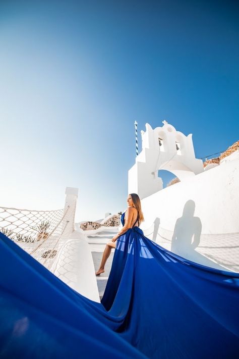 Photo Shoot In Santorini, Aesthetic Santorini, Santorini Photographer, Flying Dress, Dress Photoshoot, Red Beach, Photography Basics, Feeling Confident, Beautiful Places On Earth