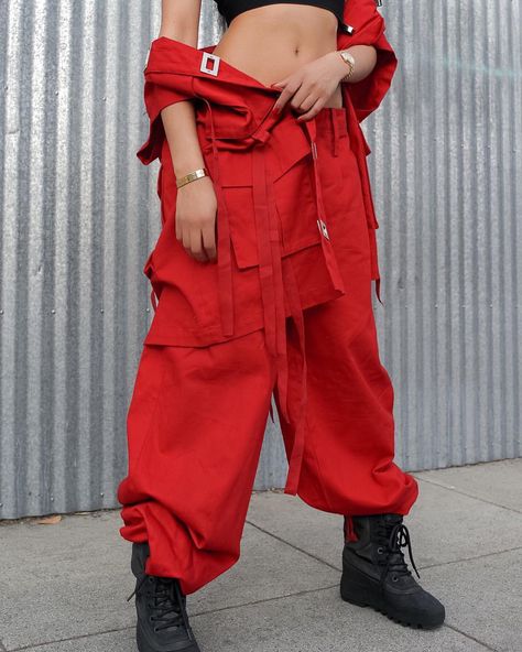 See this Instagram photo by @alealimay • 57 likes Red Parachute Pants, Bad Girl Outfit, Parachute Pants Women, Parachute Pants Outfit, Red Outfits, Instagram Baddie, K Fashion, Looks Street Style, December 25