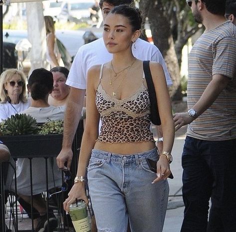 Madison Beer Outfits, Mode Ulzzang, Beer Outfit, Walking Down The Street, Tank Top Outfits, 2000s Fashion Outfits, Y2k Outfits, Looks Black, Mode Inspo