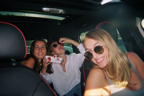 Friends Disposable Aesthetic, Roadtrip Friends Aesthetic, Disposal Camera Aesthetic, Friends Film Aesthetic, Film Friends Aesthetic, Film Aesthetic Friends, Summer On Film Aesthetic, Roadtrip With Friends Aesthetic, Friends Film Photography