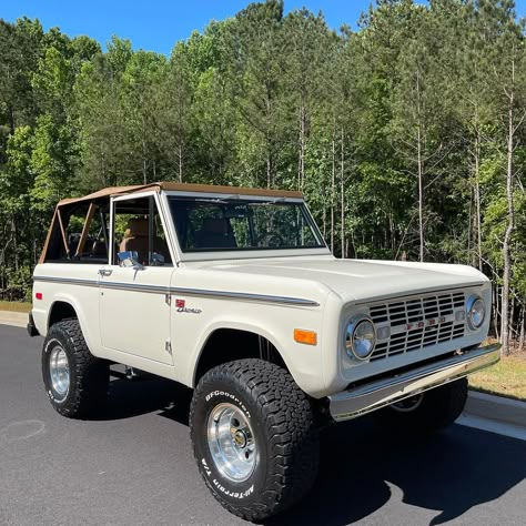 Ford Bronco Vintage, White Ford Bronco, Vintage Ford Bronco, Vintage Bronco, Vintage Broncos, Vintage Broncos Car, 1965 Ford Bronco, Old Ford Bronco Vintage, Vintage Ford Bronco Yellow