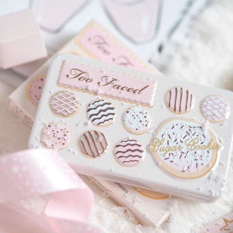 Girly Makeup, Makeup Pallets, Gift Ideas For Her, Too Faced Makeup, Pretty Christmas, Luxury Makeup, Everything Pink, Makeup Goals, Christmas Gift Ideas