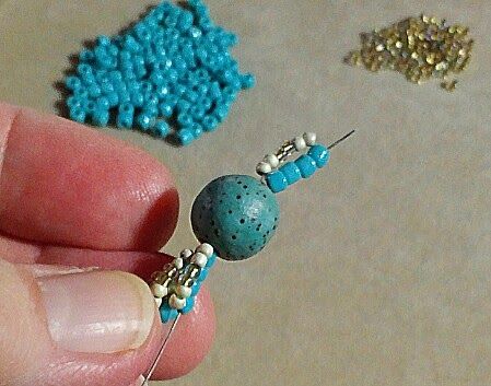 Adding art beads to spiral rope - #Seed #Bead #Tutorials Russian Spiral, Beading Stitches, Seed Bead Bracelets Diy, Seed Bead Tutorials, Beadwork Tutorial, Bead Tutorials, Bead Weaving Tutorials, Jewerly Beads, Seed Bead Tutorial