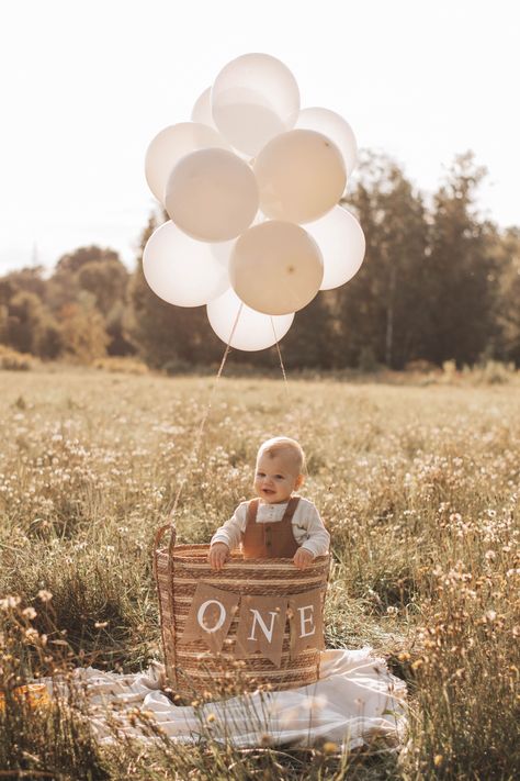 Gifts For A Large Group, Mother's Day Aesthetic, Mother Day Photoshoot, Mother Day Photoshoot Mini Sessions, Mothers Day Photoshoot, Mommy And Me Poses, Baby Birthday Photoshoot, Boho Mother, Baby Birthday Decorations